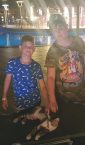 S bratom Lucasom a miestnou mňaukacou  celebritou