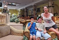 V hotelovom foyer s mamou a bratom Lucasom