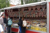 Tradičným predajným artiklom každých hodov sú aj perníkové srdcia všetkých veľkostí