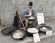 Hudobnú "street production" zastupoval hráč na nezvyklý nástroj - spacedrum alebo ufobubník